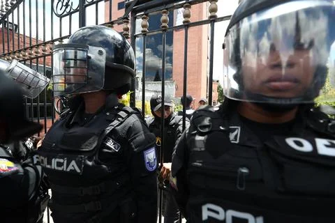 Tension due to problems with the entry of relatives to the wake of Villavicencio Foto stock