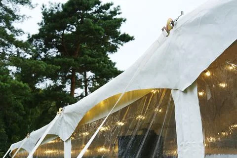 Tent securing process with ropes and stakes, ensuring stability and protection Stock-Fotos