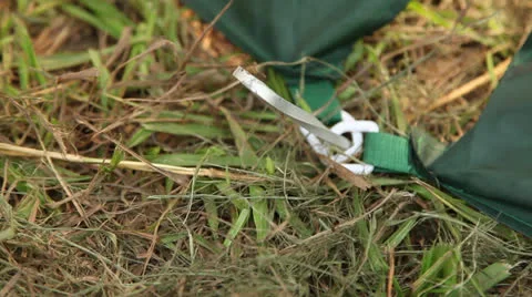 Tent stake pound in Vídeos de archivo 25490445