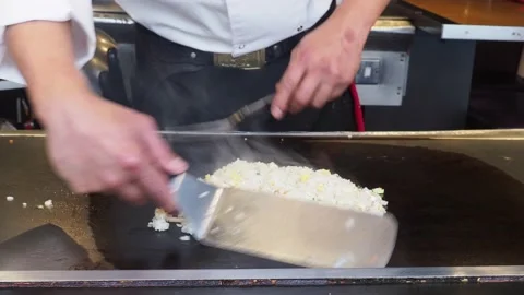 Teppanyaki Chef, Cooking Egg Fried Rice At A Restaurant, London, UK Vídeos de archivo 154353649