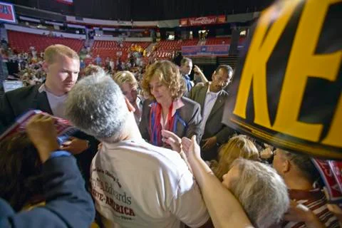Teresa Heinz Kerry interacts with crowd of supporters at the Thomas Mack Center Foto stock