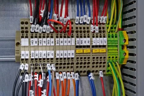 Terminal blocks in electrical cabinet. Cable connector. Industrial electrical Foto stock