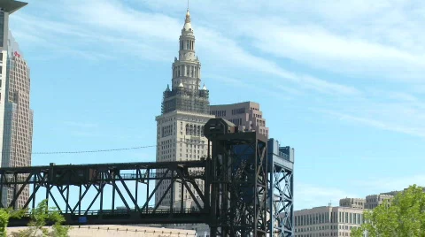 Terminal Tower pull to cleveland skyline 库存影片 658133