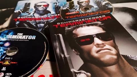 The Terminator directed by James Cameron and starring Arnold Schwarzenegger. Vídeos de archivo 312718724