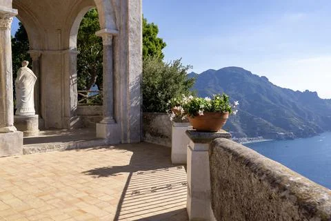 Terrace of Infinity inside the iconic Villa Cimbrone, historic villa in Ravello 库存照片