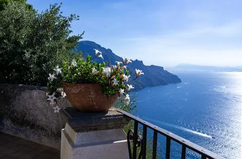 Terrace of Infinity inside the iconic Villa Cimbrone, historic villa in Ravello 库存照片