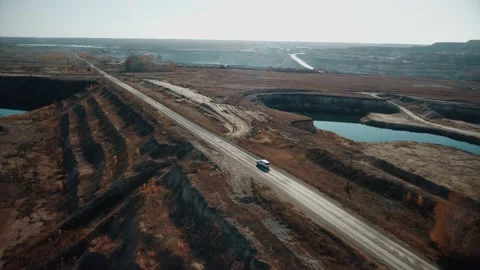 Terraces of open pit mining. The car rides along the road among the quarries Vidéo 182978141