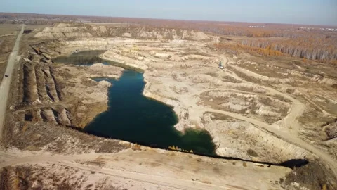 Terraces of open pit mining. Drilling rig on the ledge of a quarry Vidéo 182977292