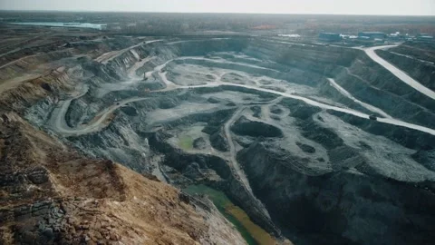 Terraces opencast mining.Drilling rig on the quarry ledge top down aerial view Vidéo 182976727