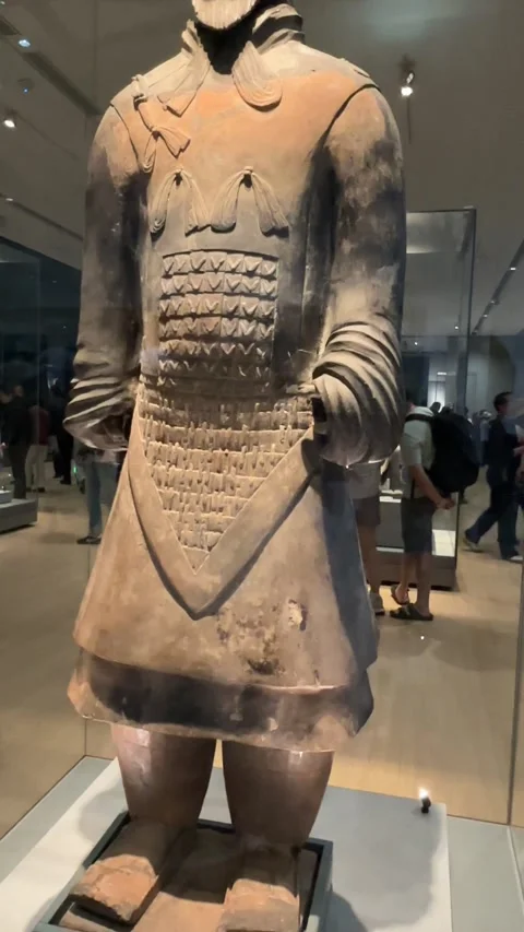Terracotta Warrior Statue Displayed in Xi'an Museum Видео 336038571