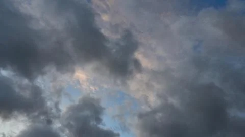 A terrible black cloud hangs in the sky before the rain. Bad weather. Hurrica Foto stock