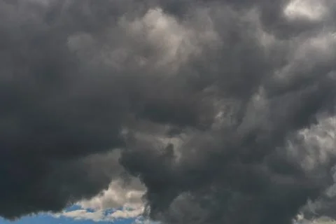 A terrible black cloud hangs in the sky before the rain. Bad weather. Hurrica Foto stock