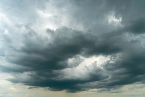 A terrible black cloud hangs in the sky before the rain. Bad weather. Hurrica Foto stock
