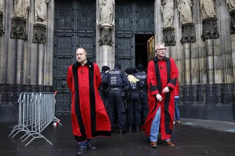  Terroralarm zu Weihnachten: Rund um den Kölner Dom sind Polizisten in Ste.. Stock Photos