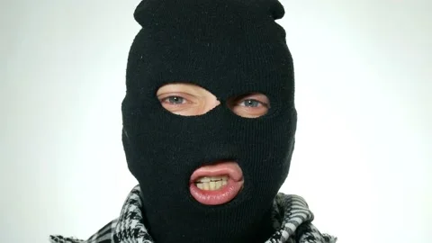 Terrorist speaking at the camera 動画素材 91005064