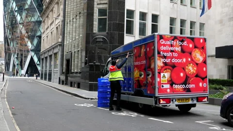 Tesco delivery van driver brought groceries Vidéo 144520423