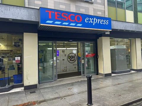 Tesco Express storefront 库存照片