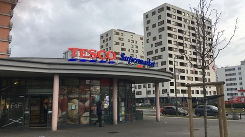 Tesco store front during winter time Vidéo 124222765