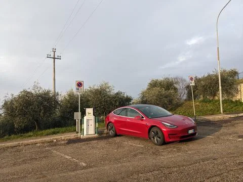 Tesla Model 3 charging in Salcedo 库存照片