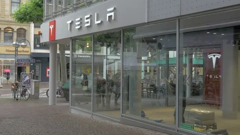 Tesla Store and Service Centre in Frankfurt, Germany Video stock 70901149