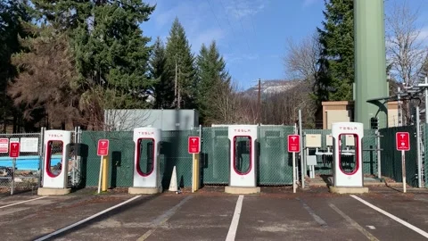 Tesla supercharger electric charging station next to major highway. Detroit, Stock-Footage 220241053
