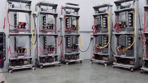 Test benches in the laboratory for the production of microprocessor-based Stockbeeldmateriaal 104340652