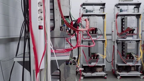 Test benches in the laboratory for the production of microprocessor-based Stockbeeldmateriaal 104342109