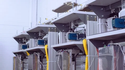 Test benches in the laboratory for the production of microprocessor-based Stockbeeldmateriaal 104387773