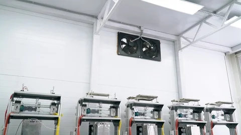 Test benches in the laboratory for the production of microprocessor-based Stockbeeldmateriaal 105290805