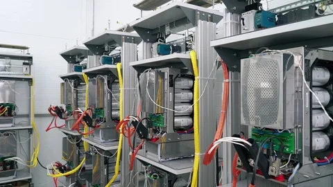 Test benches in the laboratory for the production of microprocessor-based Stockbeeldmateriaal 105292094