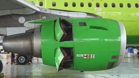 Test reverse the engine of a passenger plane.  Vídeo Stock 84409694