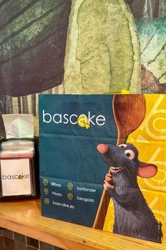 Testing Basque cheesecake in Bascake café in Bilbao, Spain Foto stock