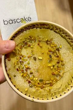 Testing Basque cheesecake in Bascake café in Bilbao, Spain 스톡 사진