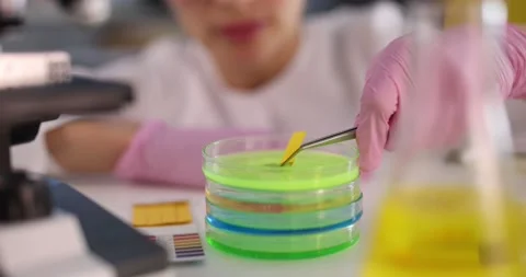 Testing colorful liquids PH with strips in laboratory Vidéo 181924042