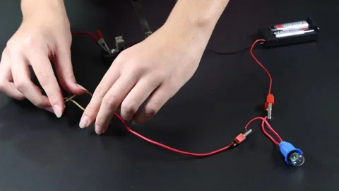 Testing Conductors and Insulators in Circuits 動画素材 309598609