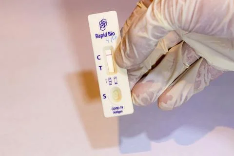 Testing for coronavirus infection at home using a quick diagnostic device Фото
