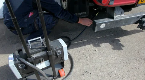 Testing emissions on a car 스톡 동영상 36879306