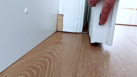 Testing the Floor Lock-Fingers Align Latch with Quiet Precision Vídeos de archivo 312377537