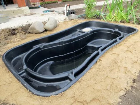 Testing of an installed preformed plastic pond insert filled with some wate.. Stock-Fotos