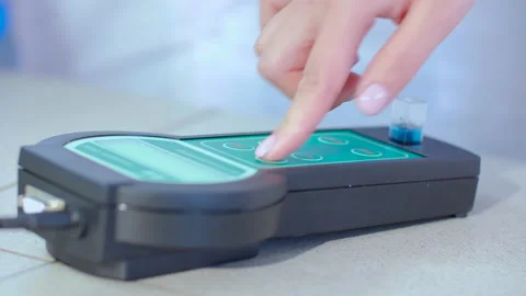 Testing the invented solution on a scientific instrument Vídeo Stock 141267586