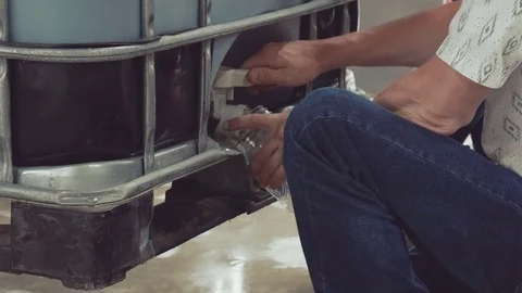 Testing molasses Vídeos de archivo 74800802