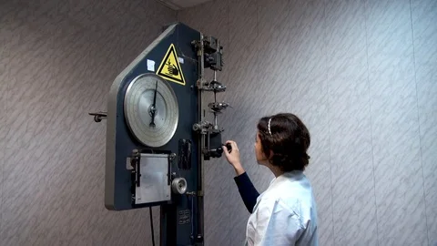 Testing of rubber specimen in load – elongation mode on tensile machine. Video stock 108866555