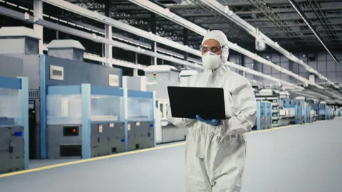 Testing silicon wafer batches, laptop software and specialist 库存影片 333393778