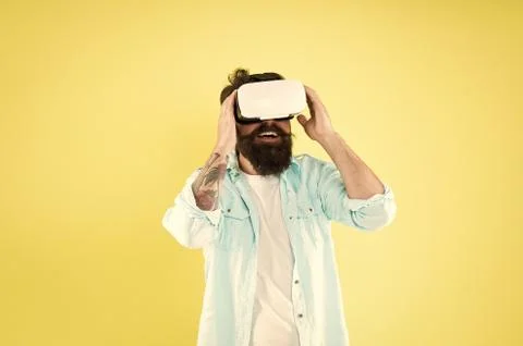 Testing software. Bearded man yellow background vr glasses. Large selection of Foto stock
