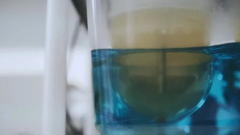 Testing of solubility pills. Dissolution of tablets Vidéo 76740018