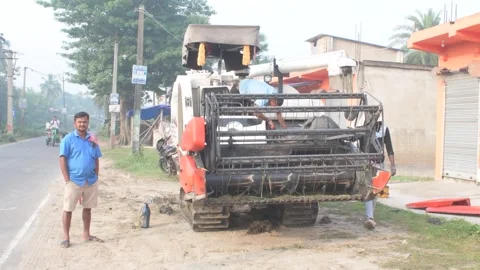 Testing of tractor mounted paddy transplanter in the rural area by the road side 库存影片 290481292