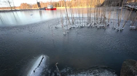 Testing weak ice Vidéo 58625697