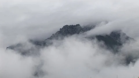 The Tetons in the clouds 動画素材 72571645