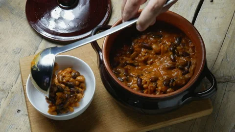 Tex-mex beans in a clay pot 스톡 동영상 238365357