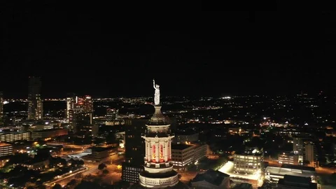 Texas Capitol dome lantern lit against distant Austin towers Vídeos de archivo 98257955